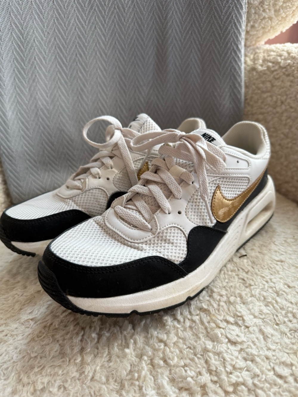 Nike Women’s White, Black & Gold Lightweight Sneakers